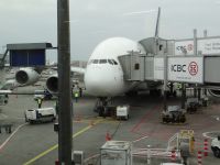 Unser Vogel wird beladen. Singapore Airlines stellte den A380-800 als erste Fluggesellschaft in Dienst.