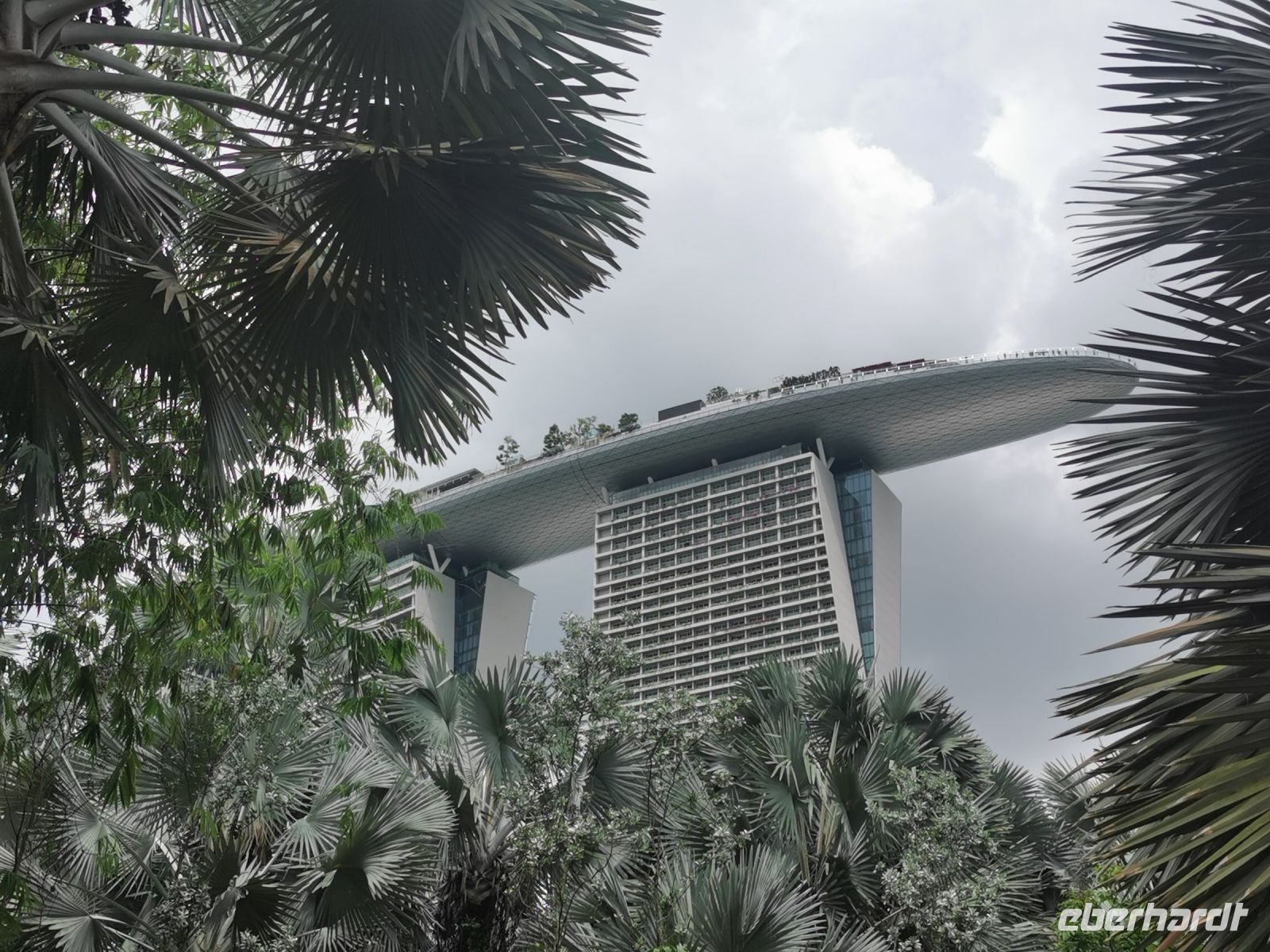ISingapur, wie ein Ufo schiebt sich Marina Bay Sands über den Blätterwald.