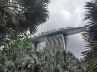 ISingapur, wie ein Ufo schiebt sich Marina Bay Sands über den Blätterwald.