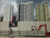 Singapur, jede Fassade ist anders und wirbt um Beachtung.