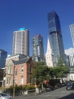Auckland, die historischen Gebäude behaupten sich tapfer.