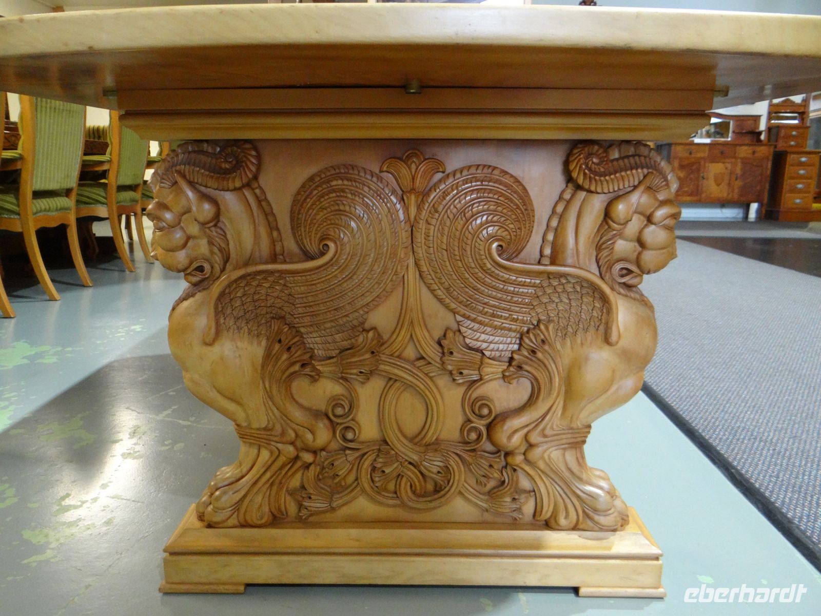 Kauri Museum Matakohe, prachtvolle Tischbeine aus edlem Holz