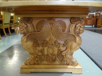 Kauri Museum Matakohe, prachtvolle Tischbeine aus edlem Holz