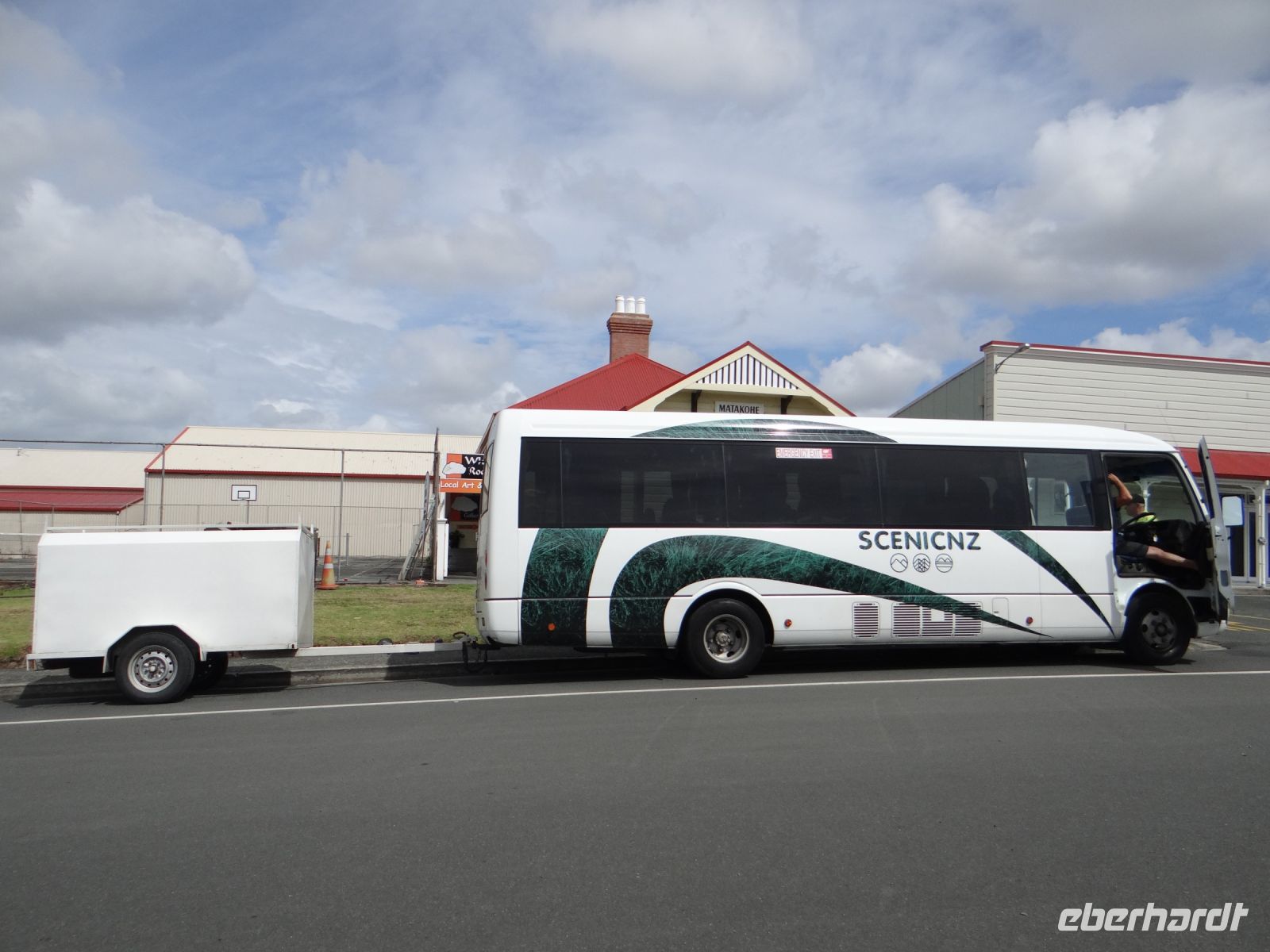 Unser Bus mit Gepäckanhänger für unsere Rundreise