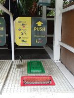 Waipoua Wald, Unterbodenwäsche für die Schuhsohlen