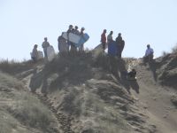 Ninety Miles Beach, früher standen wir als Kinder an der Rutsche auch so an.