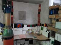 Kawakawa, die Innendekoraktion – wie man Hundertwasser kennt.