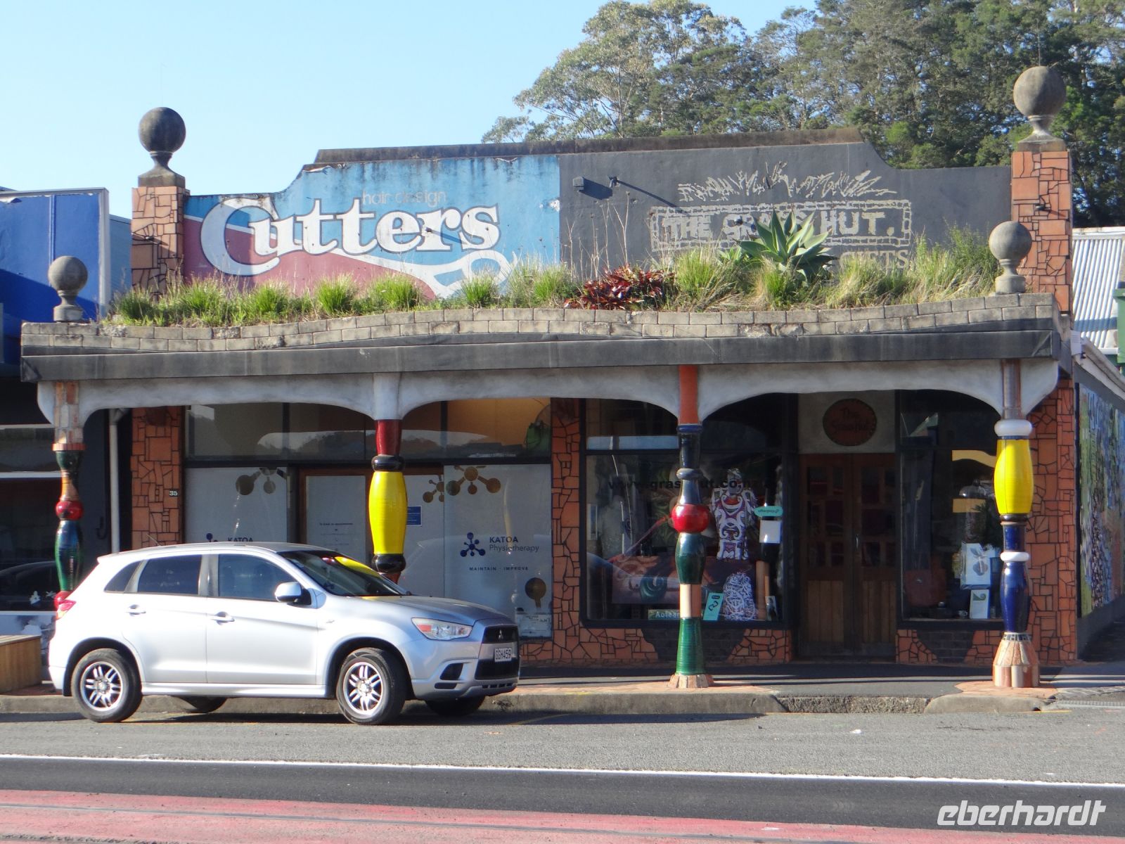 Kawakawa, gegenüber ein Laden mit begrüntem Vordach. Leider findet das keine Nachahmer.