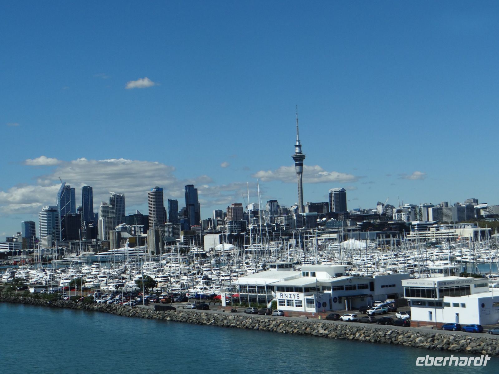 Auckland, wir überqueren die Harbour Bridge. Blick auf den Hafen