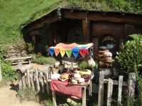 Hobbiton Movie Set, jeden Tag werden die Requisiten rein- und rausgeräumt und für die Besucher arrangiert.