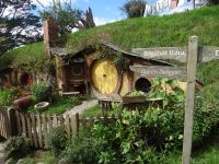 Hobbiton Movie Set, Wegweiser helfen bei der Orientierung.