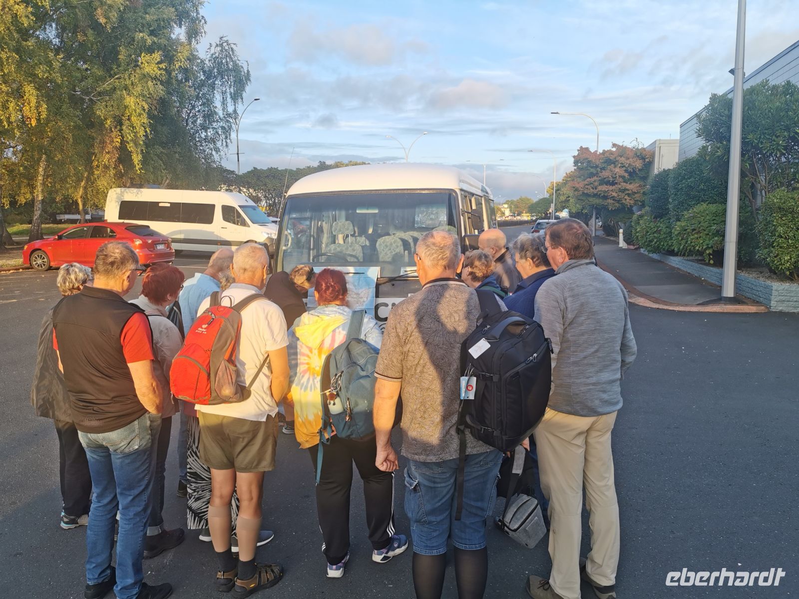 Morgendliche Lagebesprechung - wo geht es heute hin? Der Scheibenwischer hält die Karte.