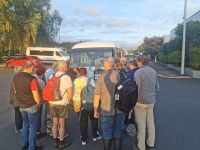 Morgendliche Lagebesprechung - wo geht es heute hin? Der Scheibenwischer hält die Karte.