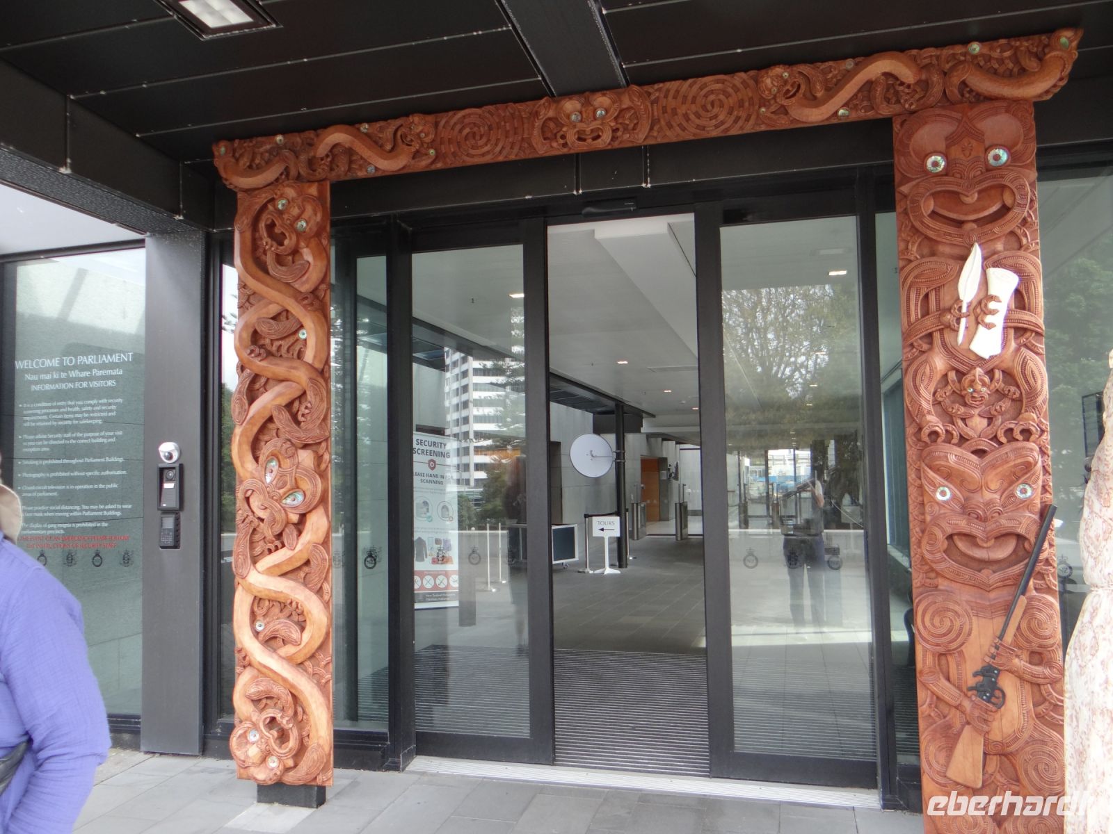 Wellington, Eingang zum Parlament. Auch hier ist die Kultur der Maori präsent.