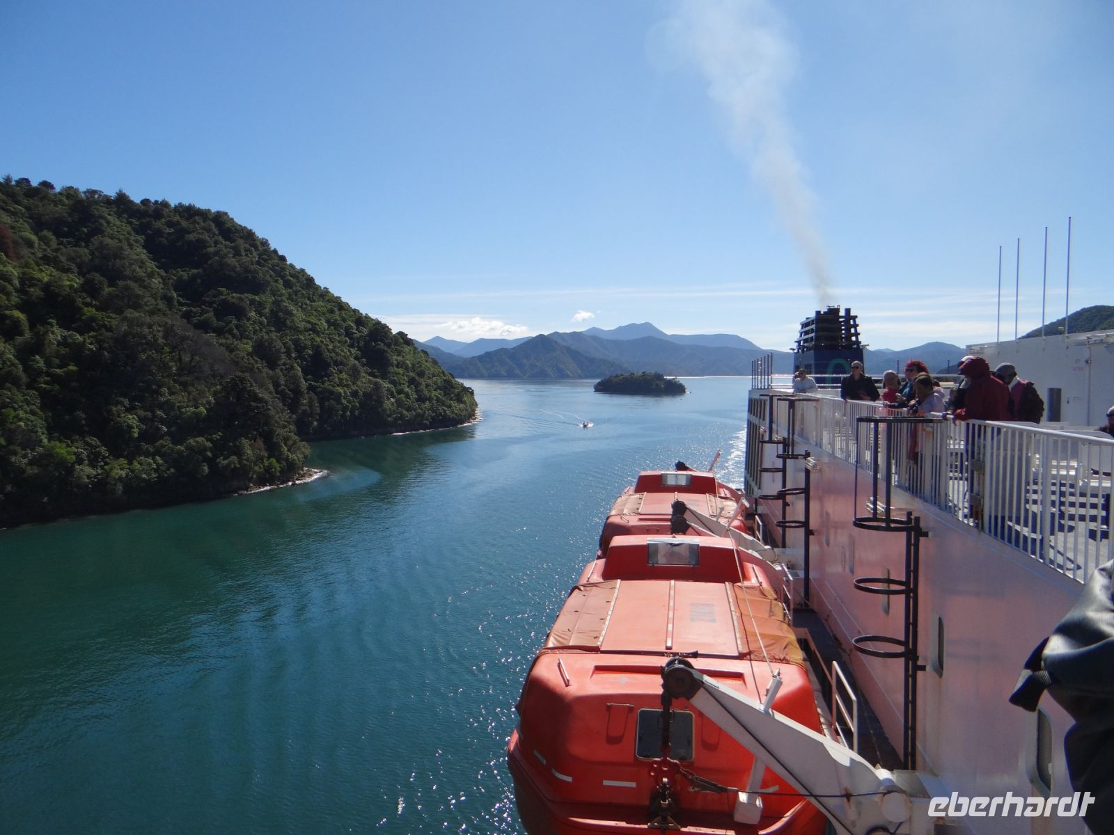 Die Uferseiten könnte man fast streicheln.