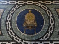 Dunedin, Bahnhof, der Fußboden ist mit Mosaiken geschmückt. 