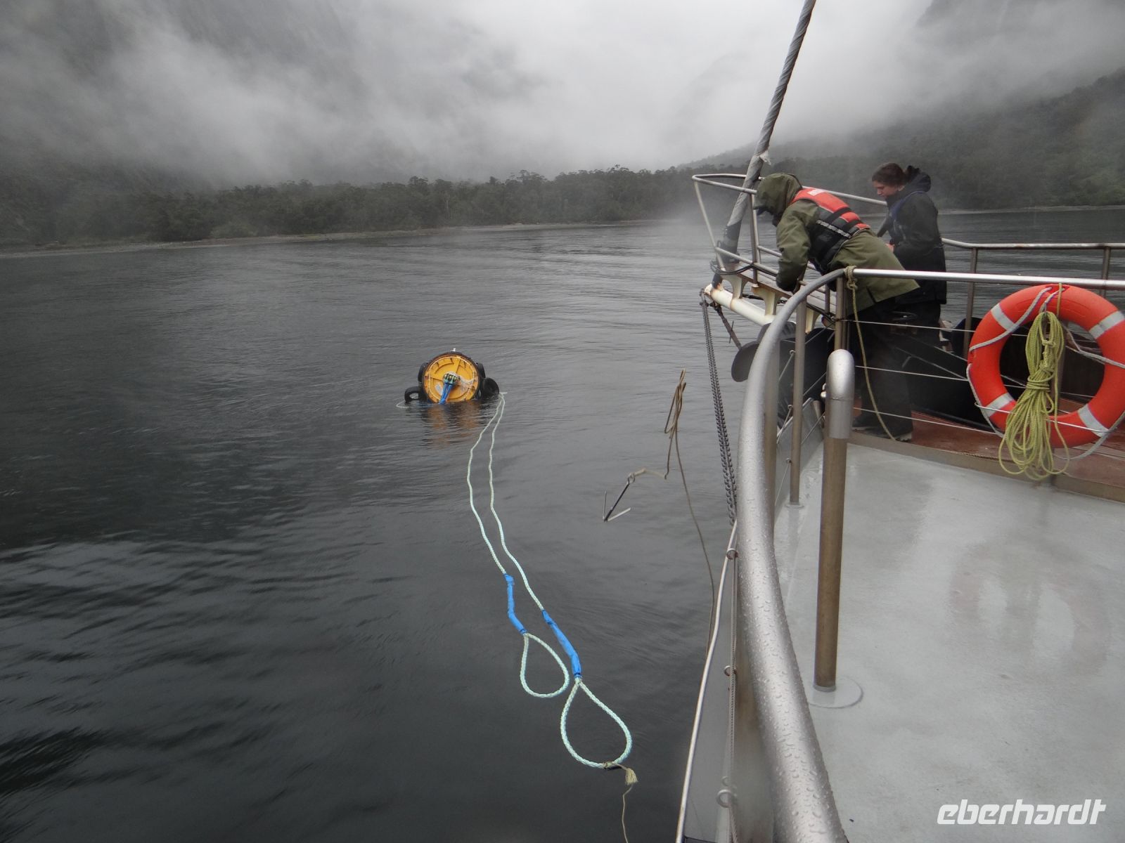 Milford Sound, das Schiff geht für die Nacht vor Anker.