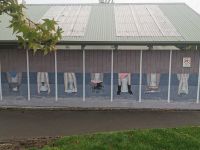 Witzige Bemalung des Toilettenhäuschens.