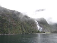 Milford Sound, bei Regen ergießen sich unzählige Wasserfälle ins Meer.