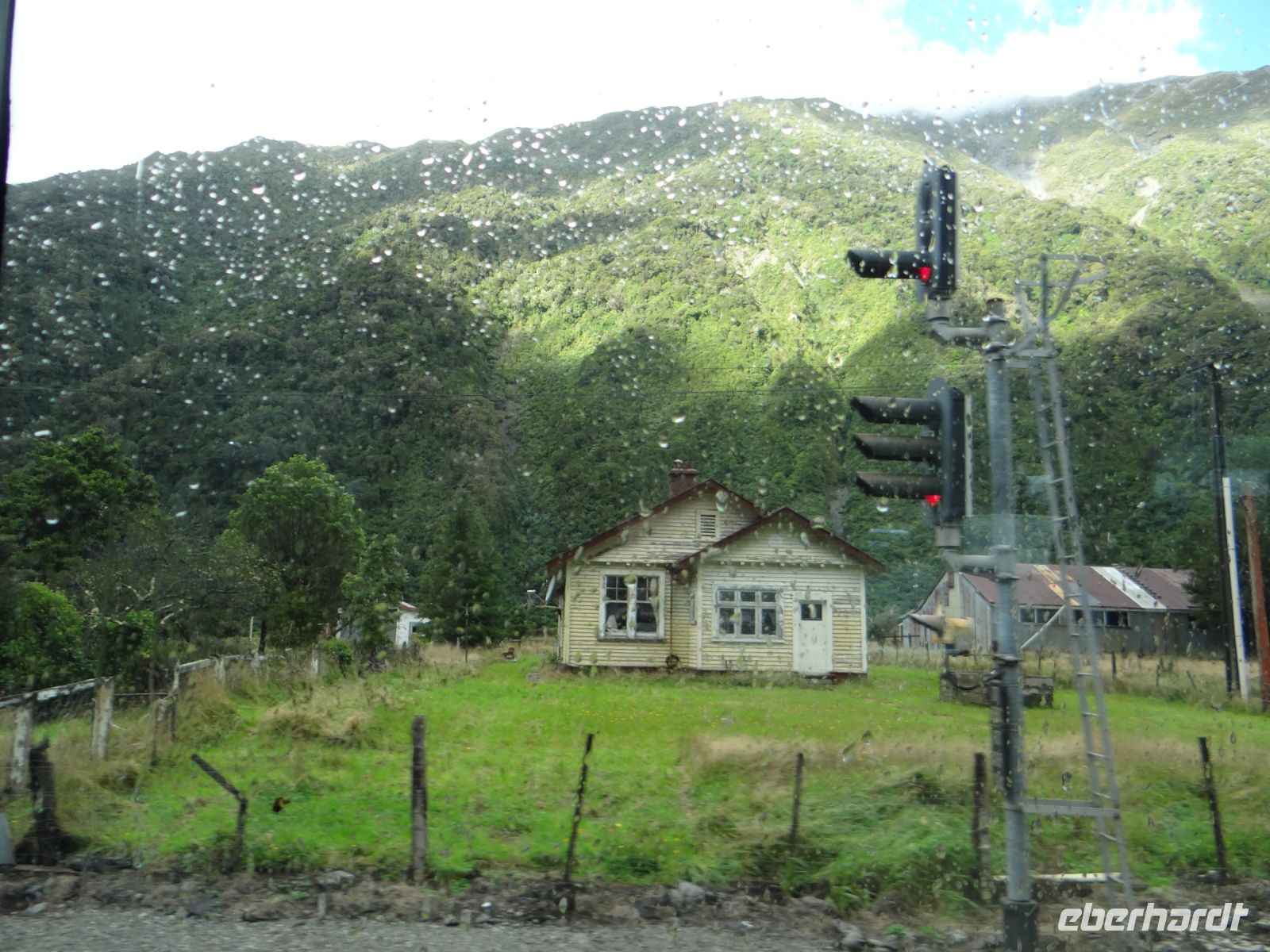 Auf dieser Seite regnet es. Der Otira-Tunnel ist der Scheidepunkt und liegt vor uns.