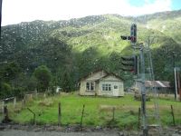 Auf dieser Seite regnet es. Der Otira-Tunnel ist der Scheidepunkt und liegt vor uns.