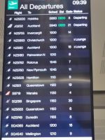 Christchurch, die Abflugtafel zeigt viele Städte, die wir auf unserer Reise besucht haben.