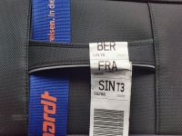 Der Gepäckanhänger erinnert an die Reise von gegenüber nach hier rüber. 