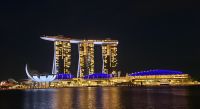 Große Rundreise Neuseeland: Das Marina Bay Sands Hotel in Singapur bei Nacht.