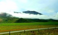 Große Rundreise Neuseeland: Die lange weiße Wolke hängt ganz schön tief... Nähe Omarama.