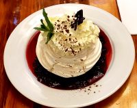 Große Neuseeland Rundreise: Es gab meist ein 3-Gänge Menü auf der Reise oder Buffet und es war immer von ausgezeichneter Qualität. Hier z.B. ein Dessert Pavlova.. 