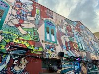 3. Tag: Stadtrundfahrt durch Singapur – Wandmalerei in Kampong Glam