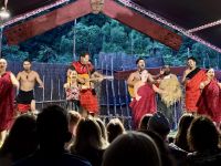 9. Tag: Pauanui bis Rotorua – Traditionelles Hangi-Abendessen in Rotorua – Showprogramm mit Haka