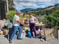 Kreativer Flohmarkt-Stopp: Gläser für die Weinprobe und Nachspeise-Schälchen gesichert &ndash; &copy; Monika Cortese (Eberhardt TRAVEL)