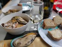 Grünlippenmuscheln und ein Gläschen Sauvignon Blanc  &ndash; &copy; Monika Cortese (Eberhardt TRAVEL)