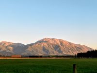 Blick vom Frühstückstisch - Mount Hutt im Sonnenaufgangslicht  &ndash; &copy; Monika Cortese (Eberhardt TRAVEL)