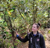 Annalisa erklärt Flora und Fauna auf Ulva Island  &ndash; &copy; Monika Cortese (Eberhardt TRAVEL)