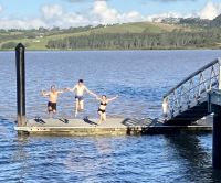 Unser Buschauffeur und zwei Gaeste geben eine Einlage &ndash; &copy; Elisabeth Fox-Maerki (Eberhardt TRAVEL)