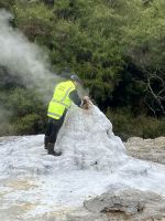 Lady Fox Geysir wird mit Waschpulver gefüttert ! &ndash; &copy; Elisabeth Fox-Maerki (Eberhardt TRAVEL)