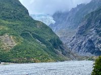 Fox Gletscher und Wanderer die dahin gehen &ndash; &copy; Elisabeth Fox-Maerki (Eberhardt TRAVEL)