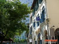 zauberhafte Promenade mit schattenspendenden Bäumen