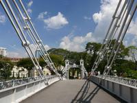 über diese Brücke gehts hinüber auf die andere Fluss-Seite