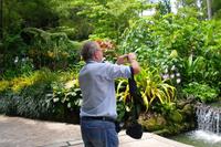 Fotograf Wolfgang im Orchideengarten in Singapur