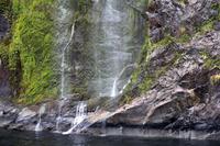 Wasserfälle an den Fjorden im Milford Sound