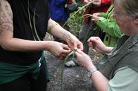 Wir flechten Armbänder aus Flachs