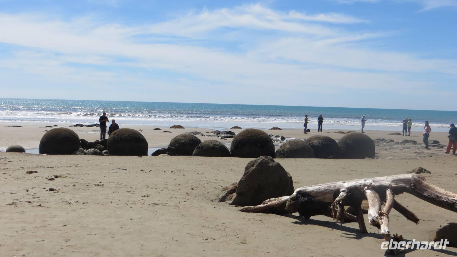 0259 Moeraki Boulders