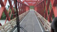 0813 Fahrt nach Punakaiki - Brücke wo Straße und Zugstrecke auf gleicher Spur führen