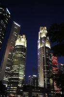 Hochhäuser bei Nacht in Singapur
