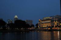 Blick auf das Fullerton Hotel am Abend