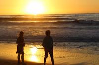 Reisebegleiterin und Reiseleiterin am Sonnenuntergang