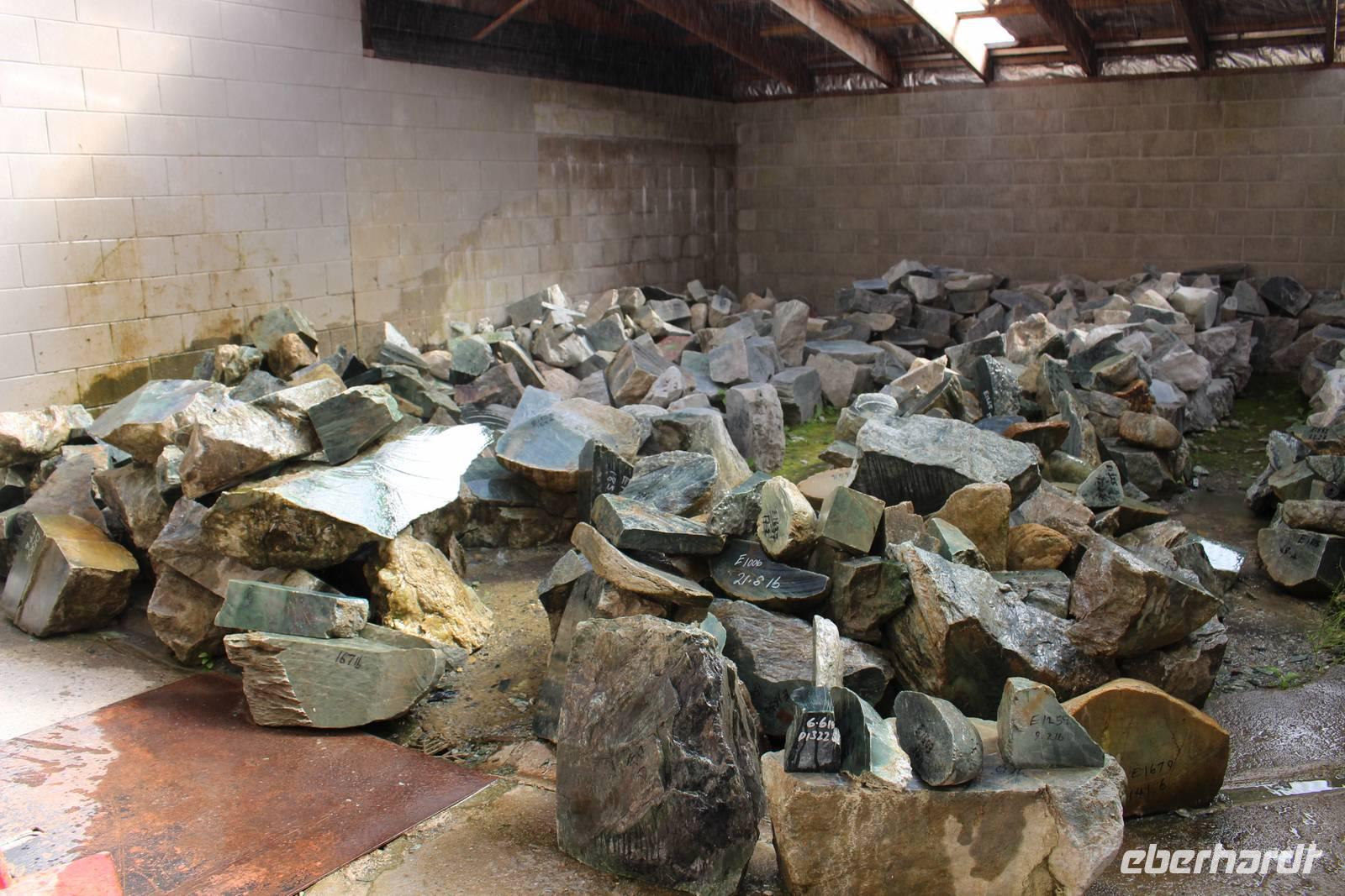 Jade-Steine im Hof der Fabrik